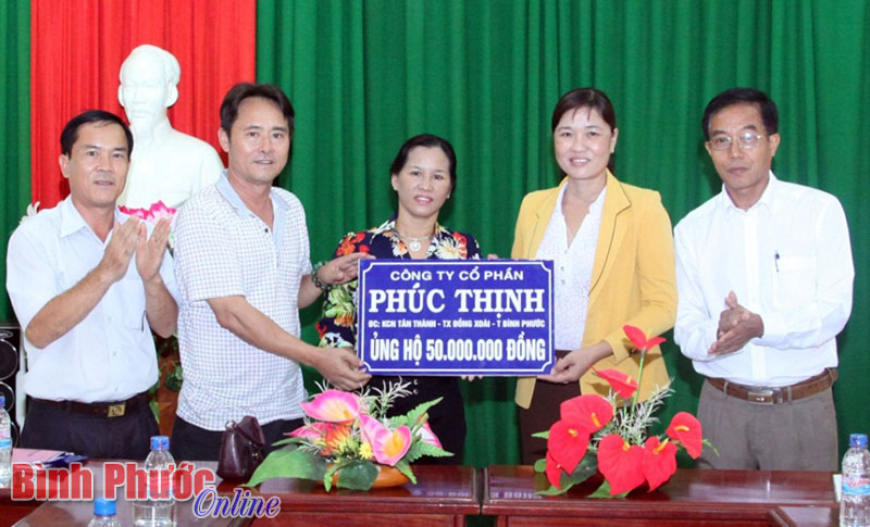 Đại diện lãnh đạo UBMTTQVN tỉnh, Báo Bình Phước và Công ty cổ phần Phúc Thịnh trong buổi trao tiền ủng hộ đồng bào miền Trung vừa bị thiên tai