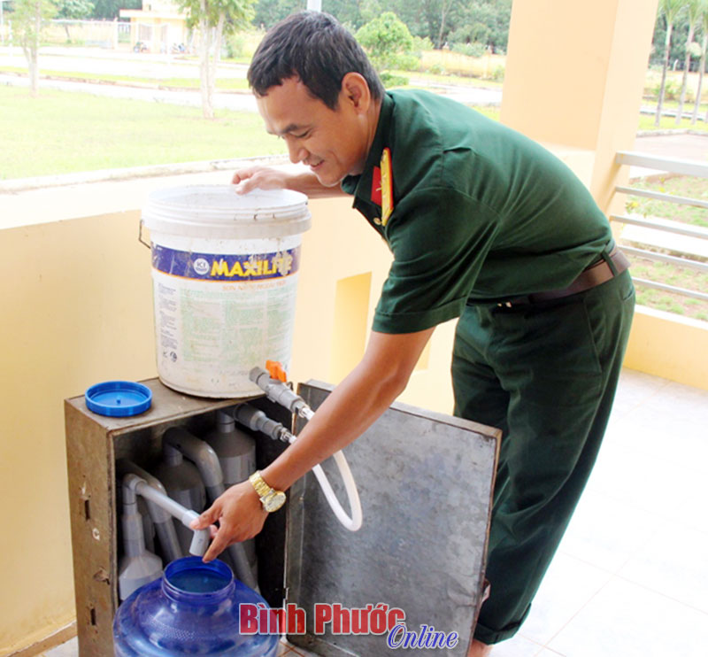 Dụng cụ lọc nước do anh Lê Minh Hoàng, cán bộ quân y Đội K72 sáng chế giúp đội có nước sạch sử dụng