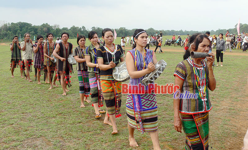 Du khách hòa mình trong lễ hội đâm trâu của đồng bào dân tộc bản địa S’tiêng trên trảng cỏ Bù Lạch, huyện Bù Đăng.