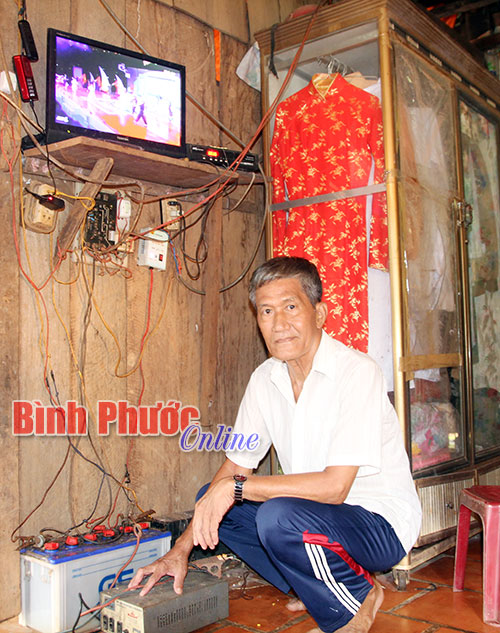 Không có điện lưới quốc gia, tivi nhà ông Phan Tấn Thành phải dùng điện năng lượng mặt trời (ảnh nhỏ bên trên).