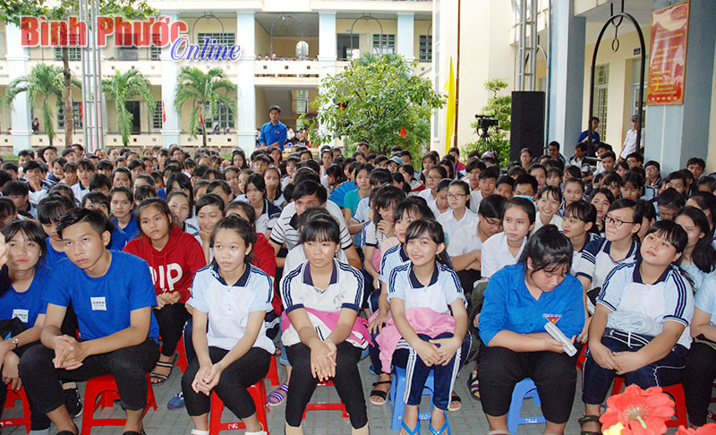 Học sinh khối 11, 12 trường THPT Đồng Phú chăm chú nghe tư vấn hướng nghiệp