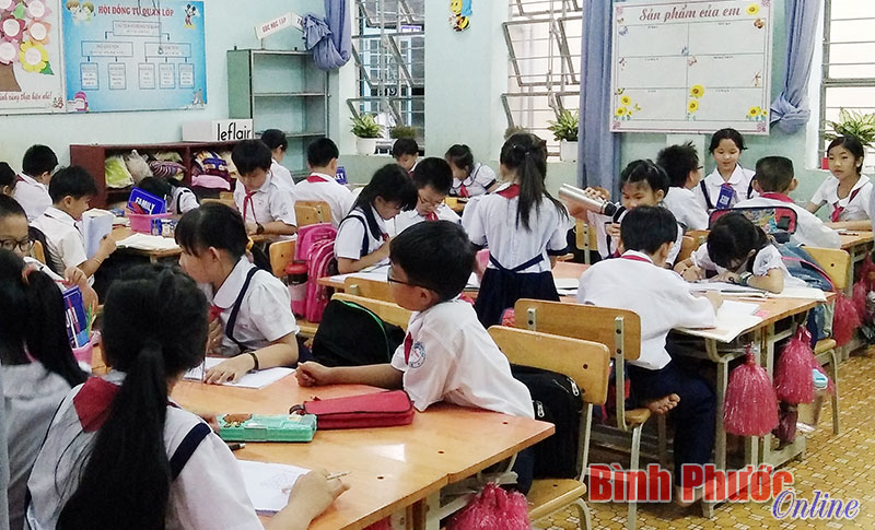 Điểm mới của Thông tư 22 là ở khối lớp 4, lớp 5 có thêm bài kiểm tra giữa học kì đối với môn Tiếng Việt và môn Toán nhằm tạo điều kiện cho học sinh quen dần với cách kiểm tra đánh giá ở cấp THCS - Ảnh: H.L
