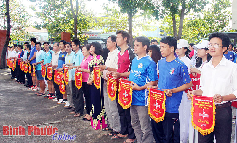 Ban tổ chức trao cờ lưu niệm cho các đội tham dự