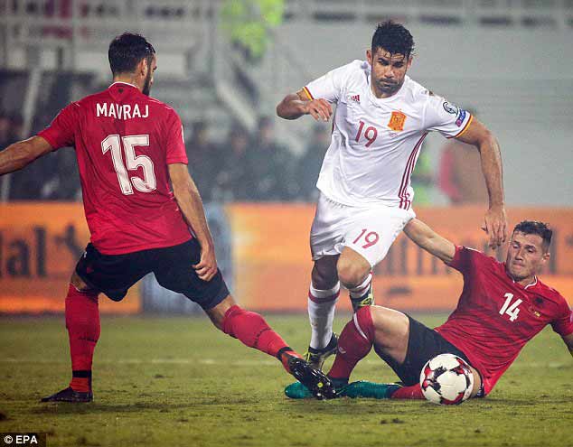 Tiền đạo Diego Costa (áo trắng, Tây Ban Nha) giữa vòng vây của các hậu vệ Albania