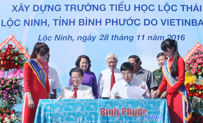 Đồng chí Bí thư Tỉnh ủy Nguyễn Văn Lợi và đồng chí Bí thư Huyện ủy Trần Thị Ánh Tuyết chứng kiến lễ ký chương trình tài trợ giữa Vietinbank Bình Phước và UBND huyện Lộc Ninh