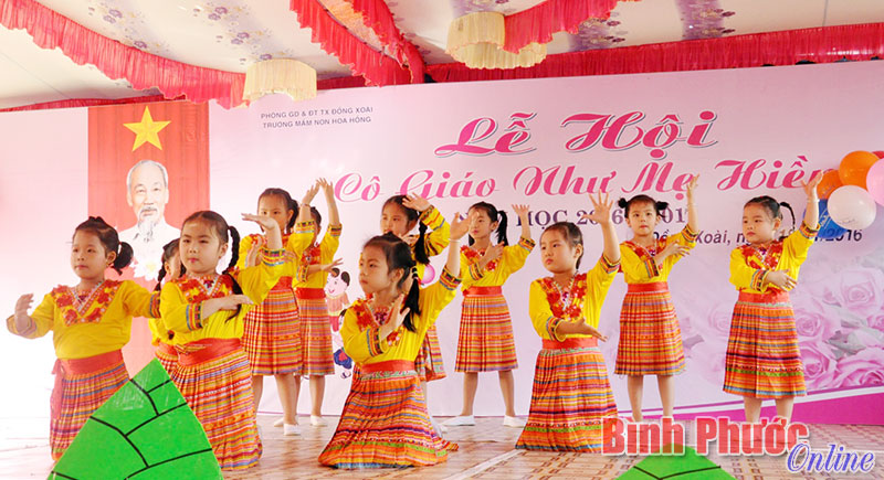 Một tiết mục văn nghệ do học sinh Trường Mầm non Hoa Hồng biểu diễn thay lời chúc gửi đến cô giáo nhân ngày 20-11