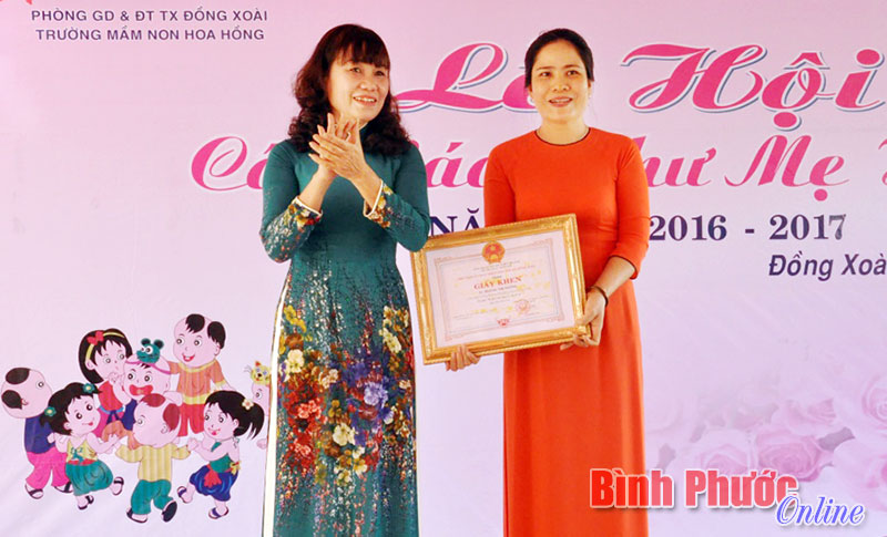 Phó trưởng Ban Tuyên giáo Thị ủy Đồng Xoài Trịnh Thị Ngọc trao tặng danh hiệu tập thể lao động xuất sắc năm 2015-2016 của UBND tỉnh cho nhà trường