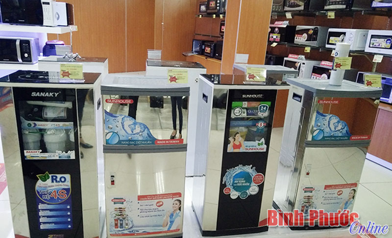 Máy lọc nước được bày bán tại một siêu thị điện máy ở khu vực ngã tư Đồng Xoài