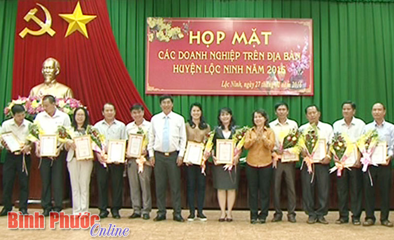 Huyện ủy - UBND huyện Lộc Ninh tuyên dương 20 doanh nghiệp phát triển