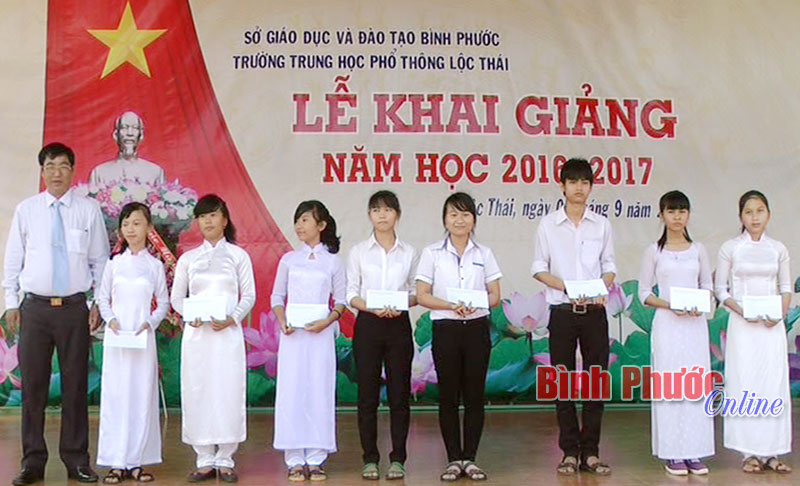 Lãnh đạo huyện Lộc Ninh tặng học bổng cho học sinh nghèo