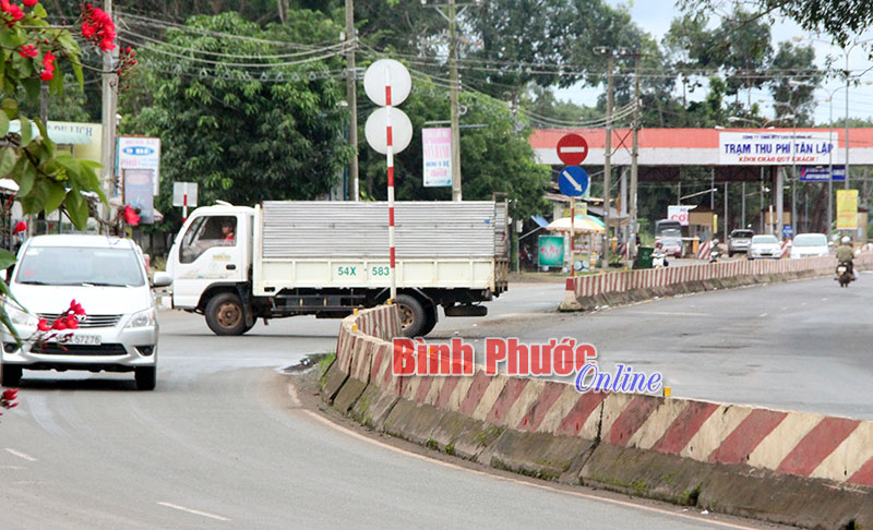 Xe tải quay đầu để trốn trạm thu phí Tân Lập ở xã Tân Lập, huyện Đồng Phú