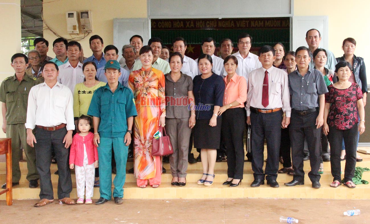 L&atilde;nh đạo tỉnh, thị x&atilde; Phước Long chụp h&igrave;nh lưu niệm với nh&acirc;n d&acirc;n th&ocirc;n Nhơn H&ograve;a 2