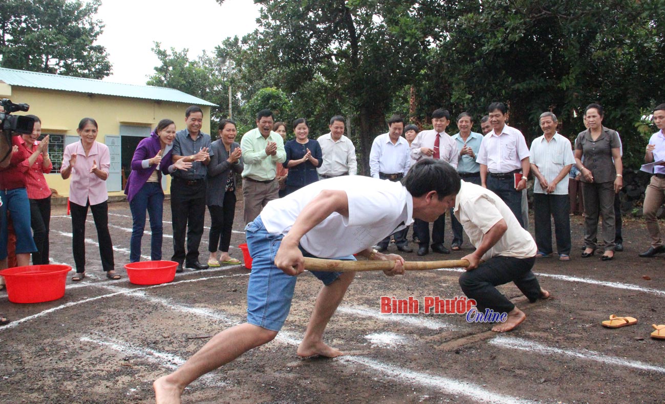 C&aacute;c đại biểu h&ograve;a chung kh&ocirc;ng kh&iacute; vui tươi c&ugrave;ng nh&acirc;n d&acirc;n th&ocirc;n Nhơn H&ograve;a 2 qua tr&ograve; chơi đẩy gậy