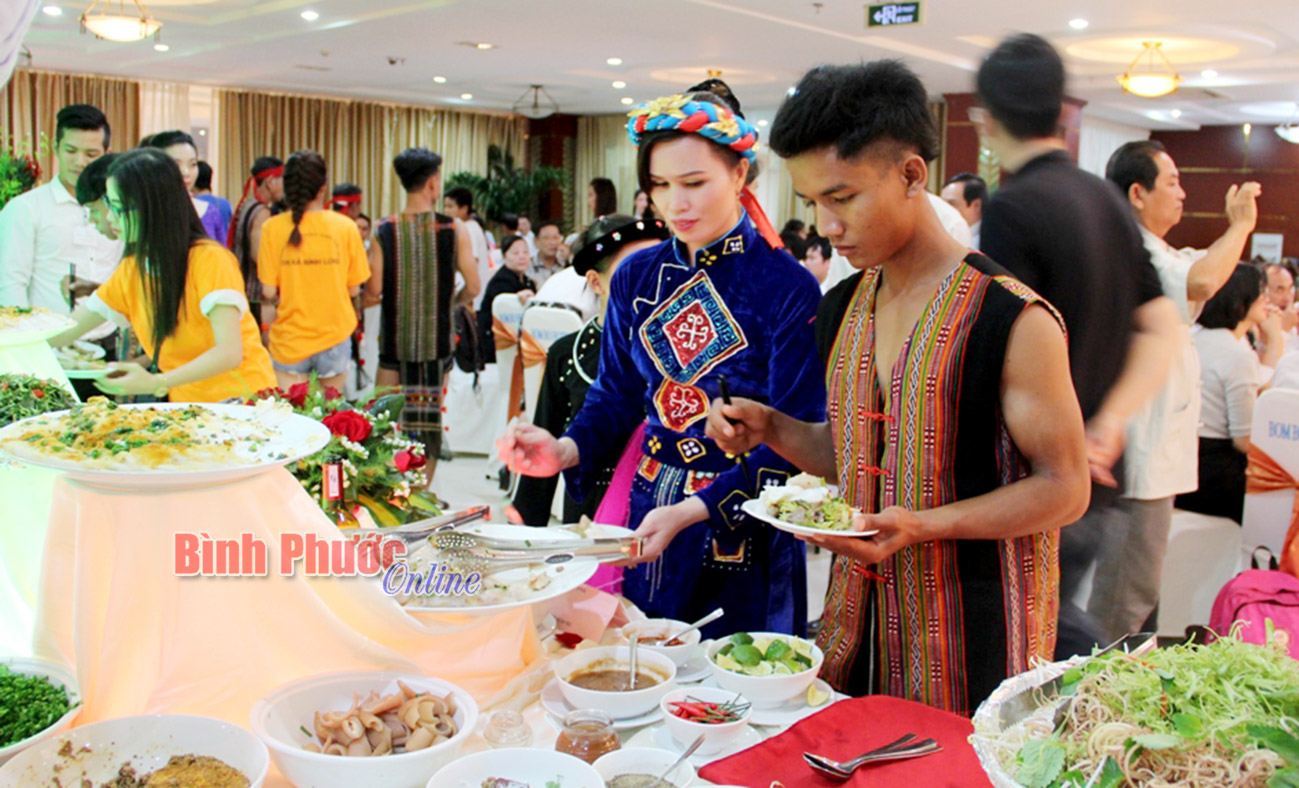 Đại biểu cùng người dân thưởng thức các món ăn đặc sản của các dân tộc trên địa bàn tỉnh tại tiệc giới thiệu “Văn hóa – ẩm thực và biểu diễn nghệ thuật các dân tộc”