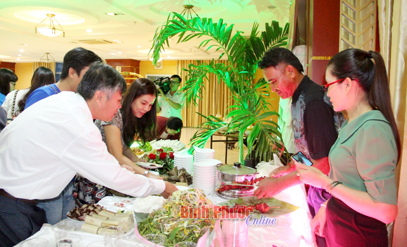 Đại biểu cùng người dân thưởng thức các món ăn đặc sản của các dân tộc trên địa bàn tỉnh tại tiệc giới thiệu “Văn hóa – ẩm thực và biểu diễn nghệ thuật các dân tộc”