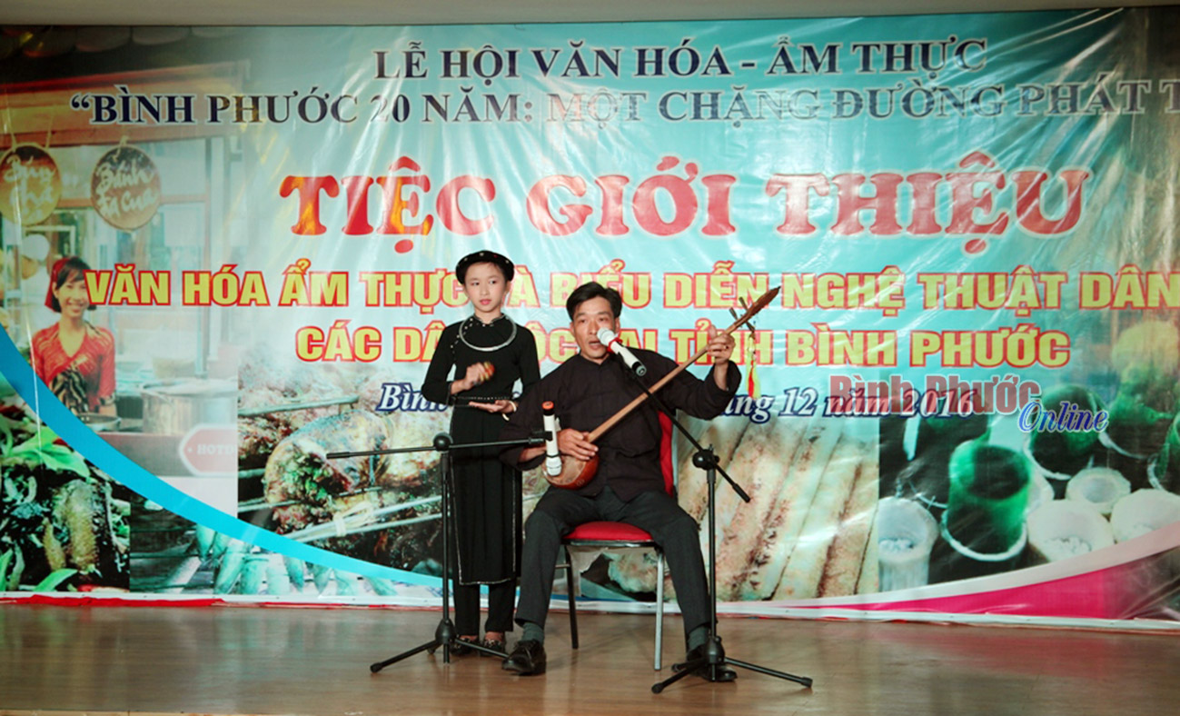 Đại diện các dân tộc biểu diễn những tiết mục nghệ thuật đại diện cho dân tộc mình tại tiệc giới thiệu văn hóa ẩm thực ở Khách sạn Bom Bo