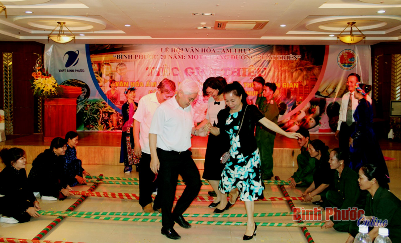 Các đồng chí lãnh đạo tỉnh nhảy sạp cùng các dân tộc tại tiệc giới thiệu văn hóa – ẩm thực và biểu diễn nghệ thuật các dân tộc trên địa bàn tỉnh