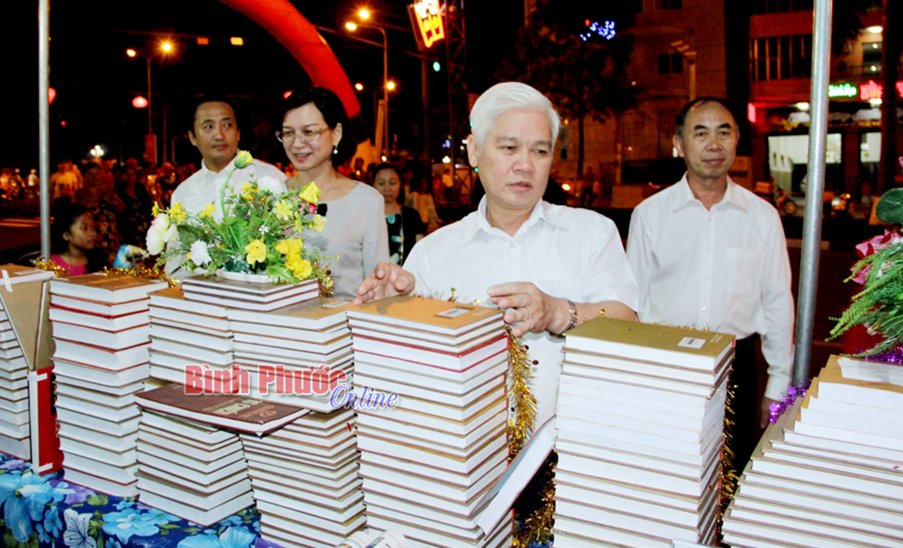 Đoàn lãnh đạo tỉnh thăm gian hàng trưng bày sách của Thư viện tỉnh tại lễ hội văn hóa ẩm thực