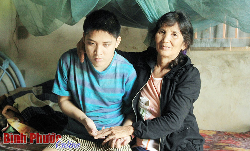 Bà Quy cùng con trai Nguyễn Thanh Tùng trong căn nhà tạm bợ