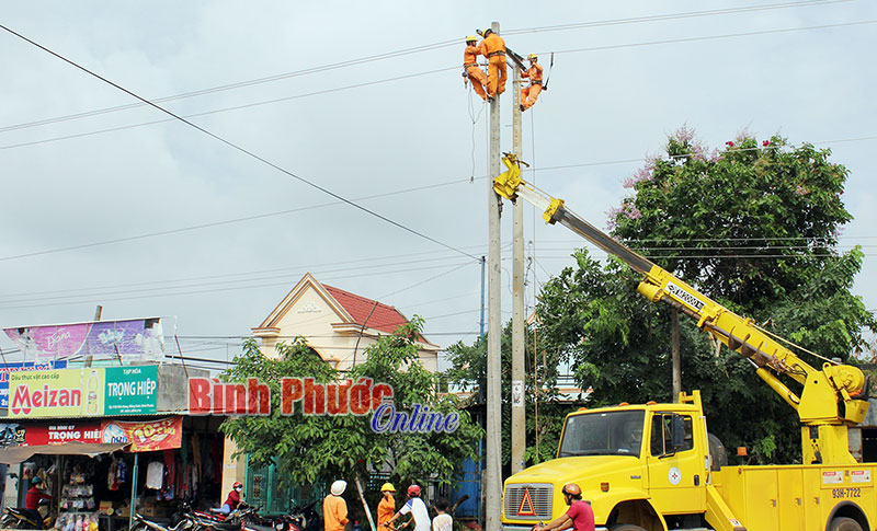 Nhân viên Công ty Điện lực Bình Phước sửa chữa đường dây tải điện - Ảnh: S.H