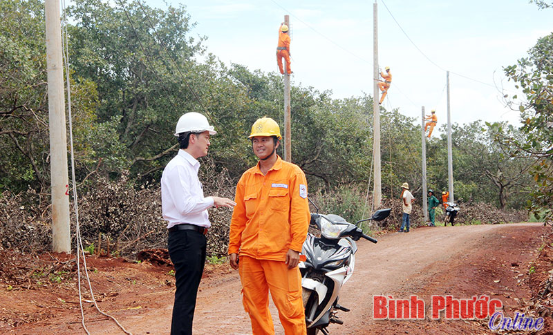 Cán bộ, nhân viên Điện lực Đồng Phú đưa điện về ấp Pa Pếch