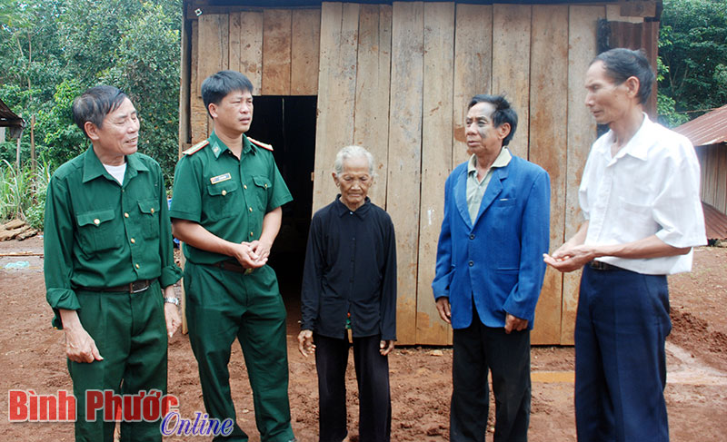 Ông Nguyễn Quốc Huy (ngoài cùng bên phải) phối hợp với Đội công tác địa bàn thuộc Bộ đội biên phòng tỉnh đi dân vận tại cơ sở