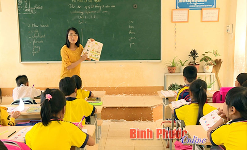 Cô Nguyễn Thị Nguyệt, giáo viên Trường tiểu học Lộc Thiện trong giờ dạy tiếng Anh