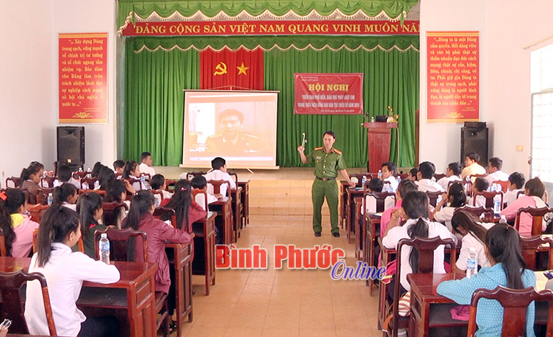 Phổ biến, giáo dục pháp luật cho thanh thiếu niên DTTS