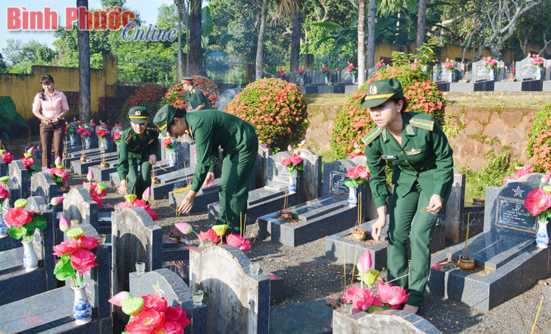 Phụ nữ Bộ đội biên phòng tỉnh thắp nến tri ân tại Nghĩa trang liệt sĩ huyện Lộc Ninh.