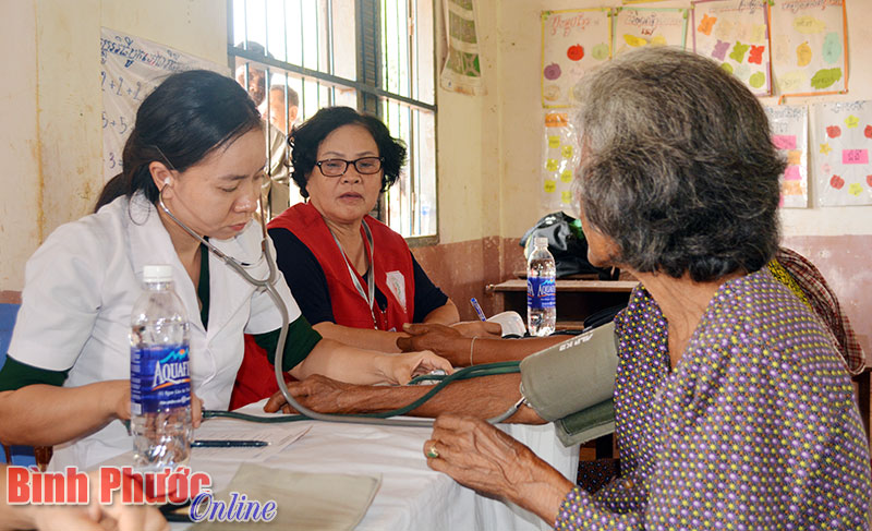 Nữ quân nhân Bộ đội biên phòng Bình Phước cùng Hội Chữ thập đỏ TP. Hồ Chí Minh khám bệnh cho nhân dân tỉnh Tbong Khmum, Vương quốc Campuchia.