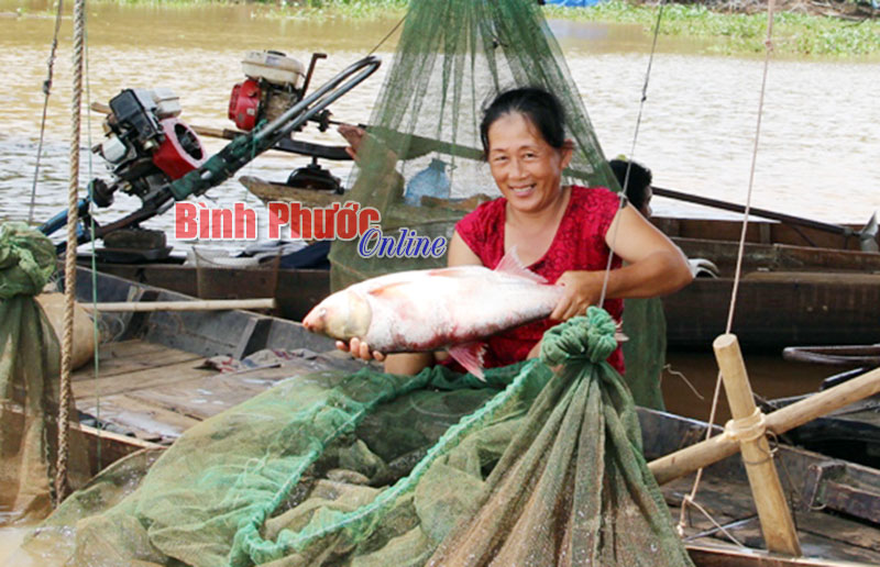 Bà Nguyễn Thị Thu (sống ở lòng hồ thủy lợi Phước Hòa) với nụ cười mãn nguyện khi đánh bắt được cá to