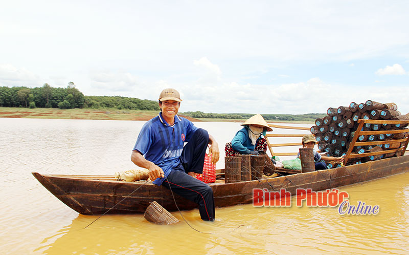 Cả gia đình anh Nguyễn Văn Sinh (xã Đức Hạnh, huyện Bù Gia Mập) sống bằng nghề đặt lợp bắt tép, lươn, cá trê