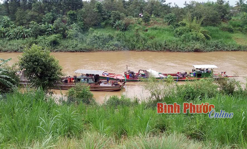 “Cát tặc” công khai hoạt động ban ngày (ảnh lớn) và đẩy mạnh khai thác đêm (ảnh nhỏ) trên thượng nguồn sông Đồng Nai