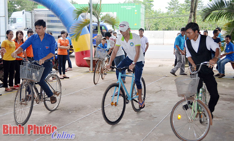 Thanh niên, công nhân KCN Chơn Thành tham gia trò chơi đi xe đạp chậm