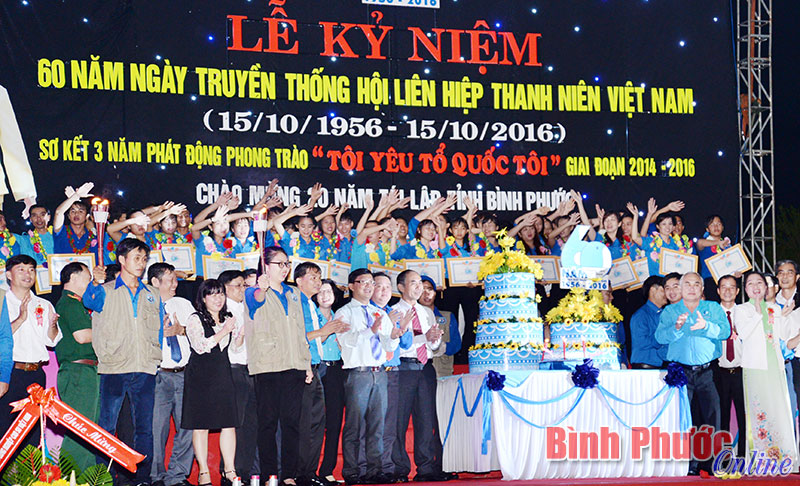 Các đại biểu hát vang bài Happy birthday - mừng sinh nhật 60 của Hội LHTN Việt Nam