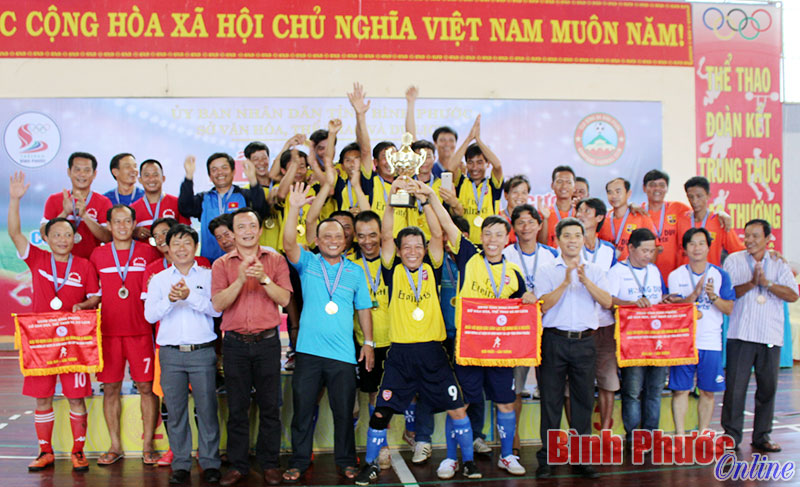 CLB lão tướng Bình Long nhận cúp vô địch giải đấu
