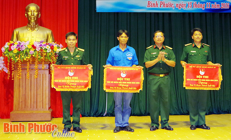 Đại tá Nguyễn Đình Tường, Chủ nhiệm chính trị Binh đoàn trao cờ xuất sắc cho 3 đội