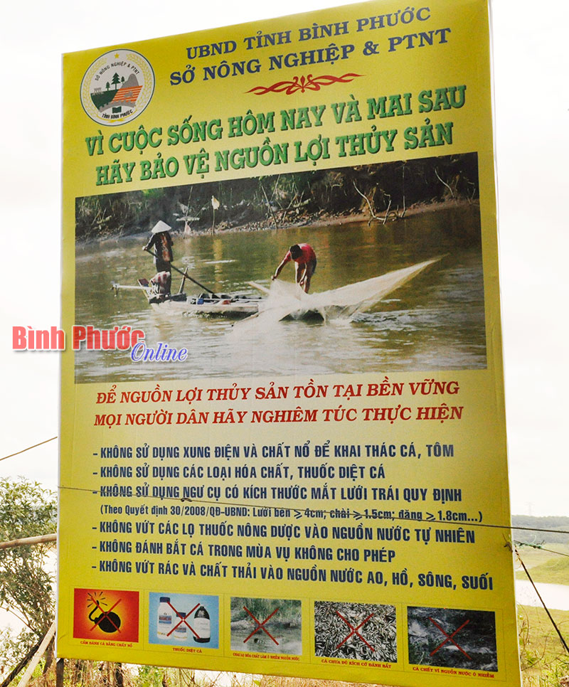Pa-nô tuyên truyền về bảo vệ và tái tạo nguồn lợi thủy sản được đặt ở nhiều hồ chứa trên địa bàn tỉnh - Ảnh chụp pa-nô tại làng bè thôn 10, xã Đức Liễu.