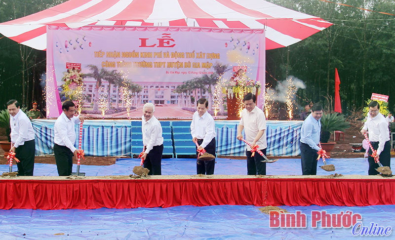 Nguyên Chủ tịch nước Nguyễn Minh Triết và lãnh đạo 2 địa phương động thổ khởi công xây dựng Trường THPT Bù Gia Mập