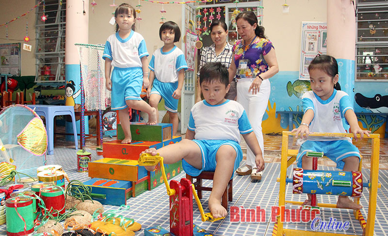 Trường Mầm non Minh Hưng, huyện Chơn Thành - điểm sáng trong việc làm đồ dùng, đồ chơi phát triển vận động ngoài trời cho trẻ