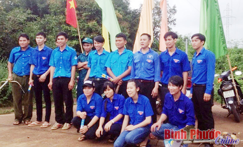 Thanh niên tình nguyện của huyện Lộc Ninh