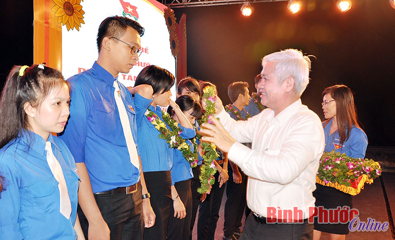Đồng chí Nguyễn Văn Lợi, Ủy viên Trung ương Đảng, Bí thư Tỉnh ủy tặng hoa cho ĐVTN tiên tiến làm theo lời Bác giai đoạn 2011-2015