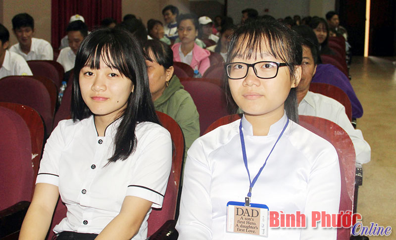 Minh Thư (bên phải) cùng bạn học tại buổi khai mạc “Tuần lễ hưởng ứng học tập suốt đời”