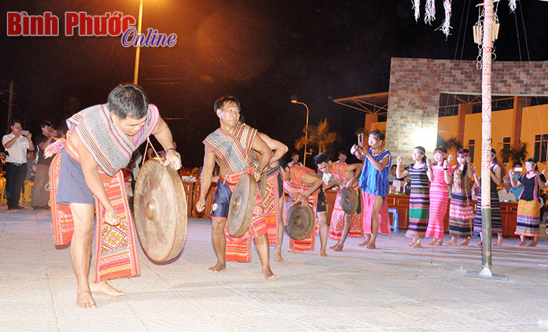 Các đại biểu và nhân dân thích thú với màn biểu diễn cồng chiêng của các nghệ nhân người S’tiêng ở huyện Bù Gia Mập