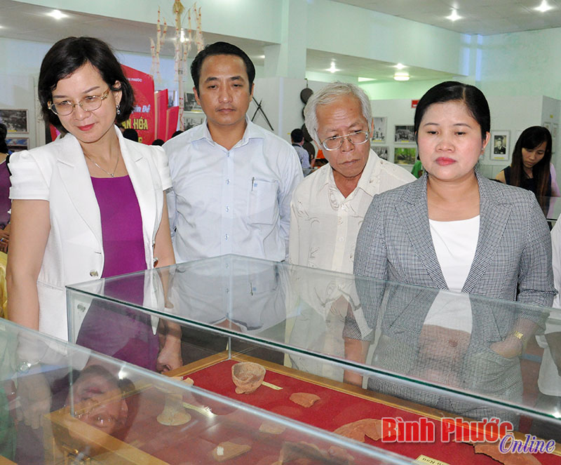 Các đồng chí lãnh đạo tỉnh và người dân tham quan gian trưng bày những kỷ vật của đồng bào S’tiêng, Khơme… tại Bảo tàng tỉnh