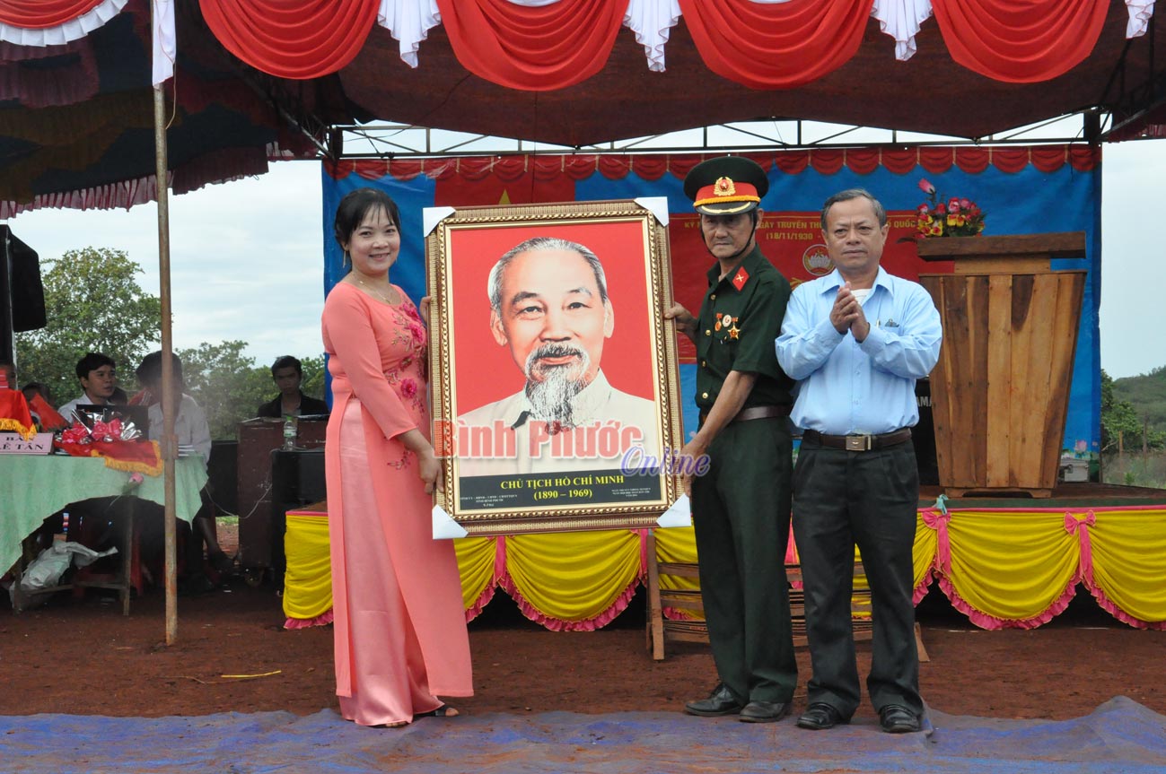 Thay mặt Tỉnh ủy, HĐND, UBND, UB MTTQVN tỉnh, đồng ch&iacute; Phạm Phước Hải tặng bức tranh ch&acirc;n dung Chủ tịch Hồ Ch&iacute; Minh cho c&aacute;n bộ, nh&acirc;n d&acirc;n th&ocirc;n 1, x&atilde; Thống Nhất 