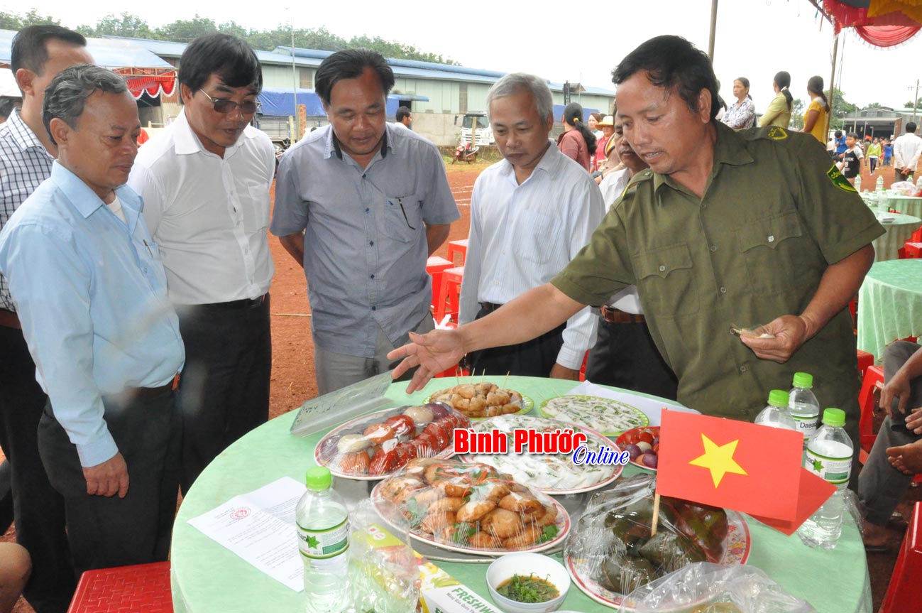 Chủ nhiệm Ủy ban Kiểm tra Tỉnh ủy Phạm Phước Hải (thứ nhất từ tr&aacute;i sang) c&ugrave;ng l&atilde;nh đạo tỉnh, huyện tham quan, thưởng thức c&aacute;c m&oacute;n ăn ẩm thực  trưng b&agrave;y tại ng&agrave;y hội
