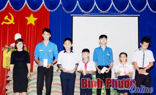 70 phần quà, 6 suất học bổng tặng học sinh, người nghèo Phú Thịnh