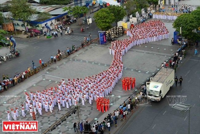 Hơn 1.000 nữ sinh Trường THPT Trưng Vương, quân 1 trong trang phục áo dài xếp bản đồ Việt Nam hình chữ S với quần đảo Hoàng Sa và Trường Sa. ​