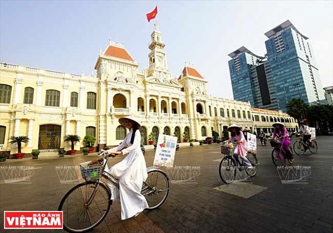 Hành trình xe đạp ''Năng động áo dài'' diễn ra tại phố đi bộ Nguyễn Huệ.